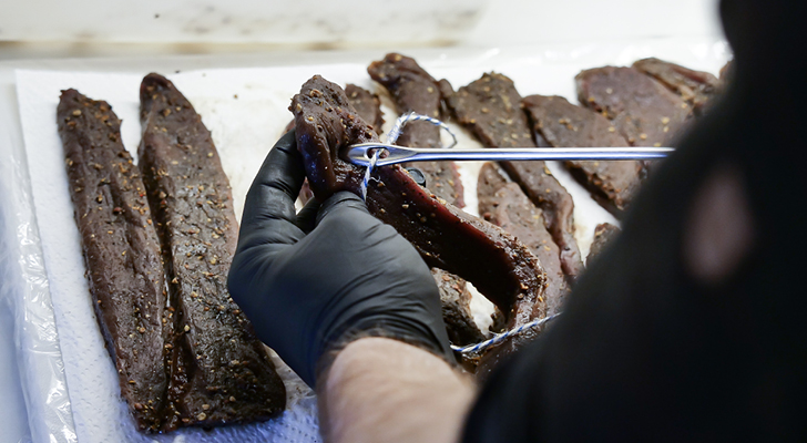 Fleischstreifen mit Schinkennadel durchstechen
