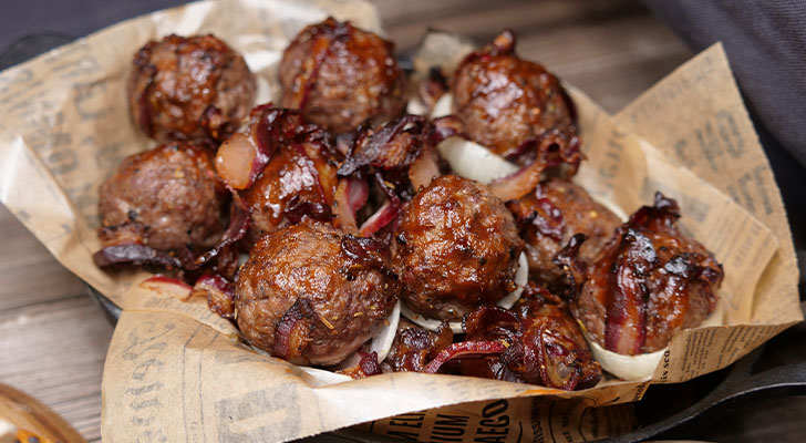 Bacon Bombs aus Schwarzwild mit K&auml;sef&uuml;llung fertig gegart