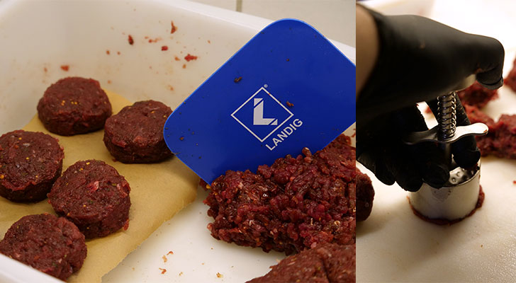 formen von Mini Burger Patties aus Wildhack mit Burgerpresse
