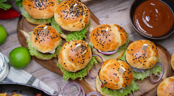fertige Mini Burger aus Rehwild mit Blauschimmelk&auml;se und Salat