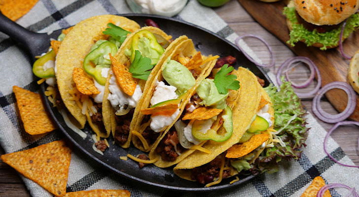 Taco Shells mit Wildhack, K&auml;se, Paprika und Sour Cream
