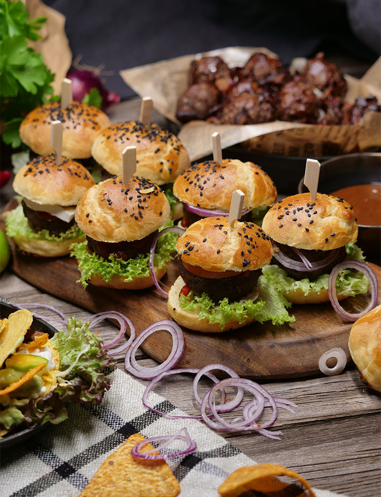 Mini Burger, Taco Shells und Bacon Bombs aus Wildhack gemeinsam angerichtet