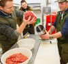 Wurstfller Anwendung Darm aufziehen
