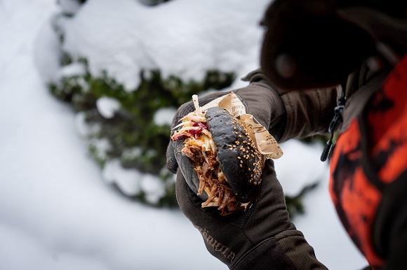 Pulled Deer Burger aus dem Sous-Vide mit Krautsalat und Bun 