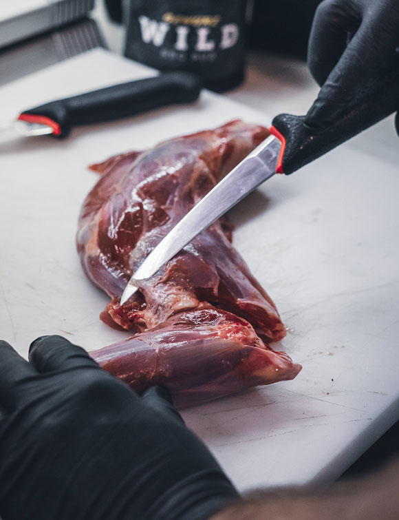 Rehblätter für das Sous-Vide garen vorbereiten