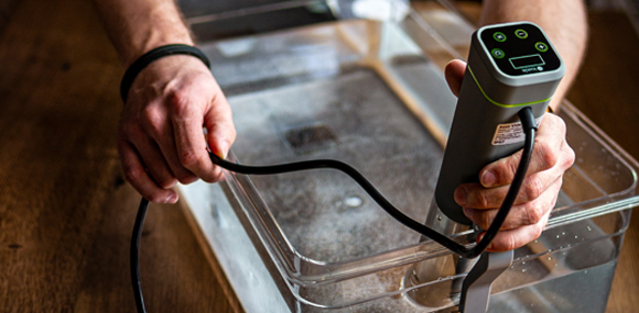 Mit einem handlichen Sous-Vide-Stick lässt sich das Wild bequem und einfach garen