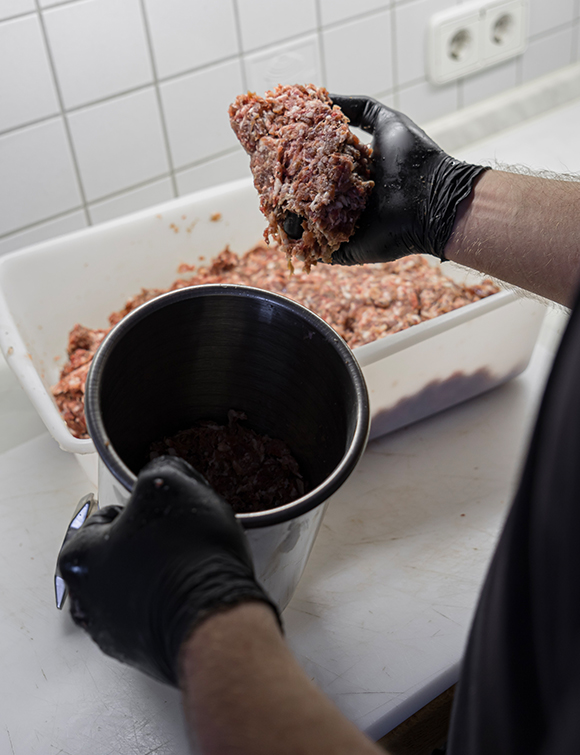Befüllen des Wurstfüllers aus Edelstahl 