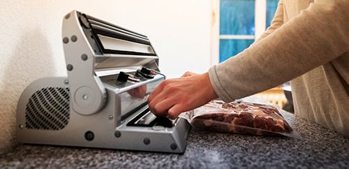 Das Wildfleisch wird vakuumiert 