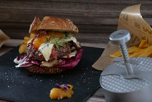 Wildburger mit Ingwer-Pfirsich Chutney